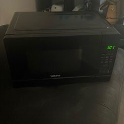 GOOD CONDITION MICROWAVE 