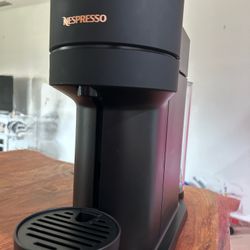 Nespresso by De'Longhi Vertuo Next Premium Coffee and Espresso Maker in Black Matt