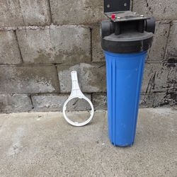 Water filter housing and wrench