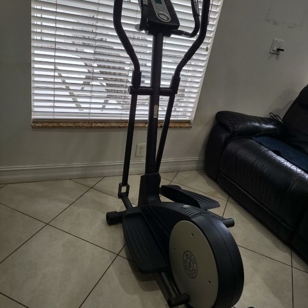 Gold s Gym Stride Trainer 380 Elliptical for Sale in Miami FL OfferUp