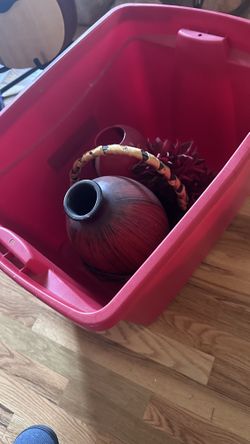18 Gallon Tote, Basket And Vases 
