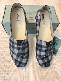 TOMS - NIB - CLASSIC MENS SIZE 12 SLIP ONS - Black Twill Check