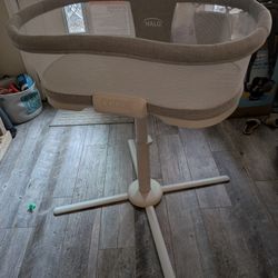 Halo  Bassinet Luxe Swivel Sleeper. With Extra Brand New Sheet