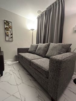 Couch super clean no kids no pets