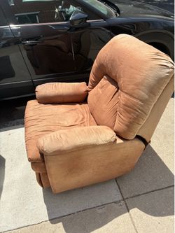 2 Comfy Recliner Chairs – Clean & Ready to Go Today!