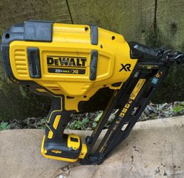 DeWalt 20V MAX XR Lithium-Ion Electric Cordless 16-Gauge Angled Finishing Nailer---Brand New!