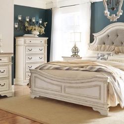 Realyn Chipped White Upholstered Panel Bedroom Set