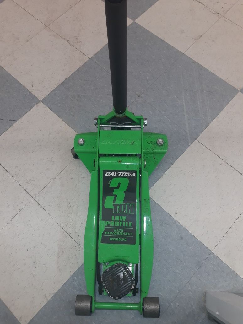 Daytona 3ton Floor Jack for Sale in WA OfferUp