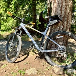 Trek Marlin 6   29” Mountain Bike