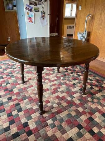 Table Chairs And Hutch