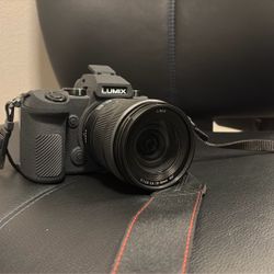 Panasonic LUMIX S5 - Body And 20-60mm LUMIX Lens 