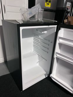 Hisense Small Fridge - LCR44D6NSE