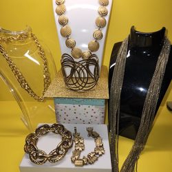 #1663, LOT OF  VINTAGE NECKLACES, DIFFERENT STYLES 
