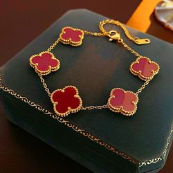 Brand new beautiful four clover bracelet