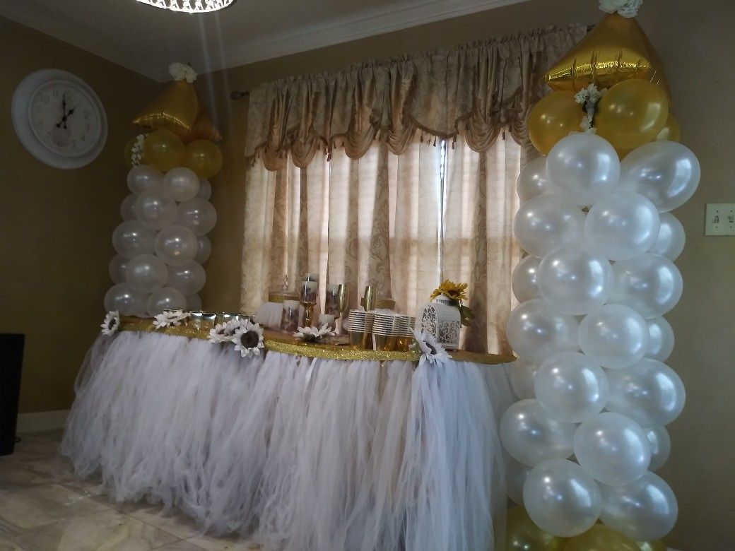 Castle balloons pillars