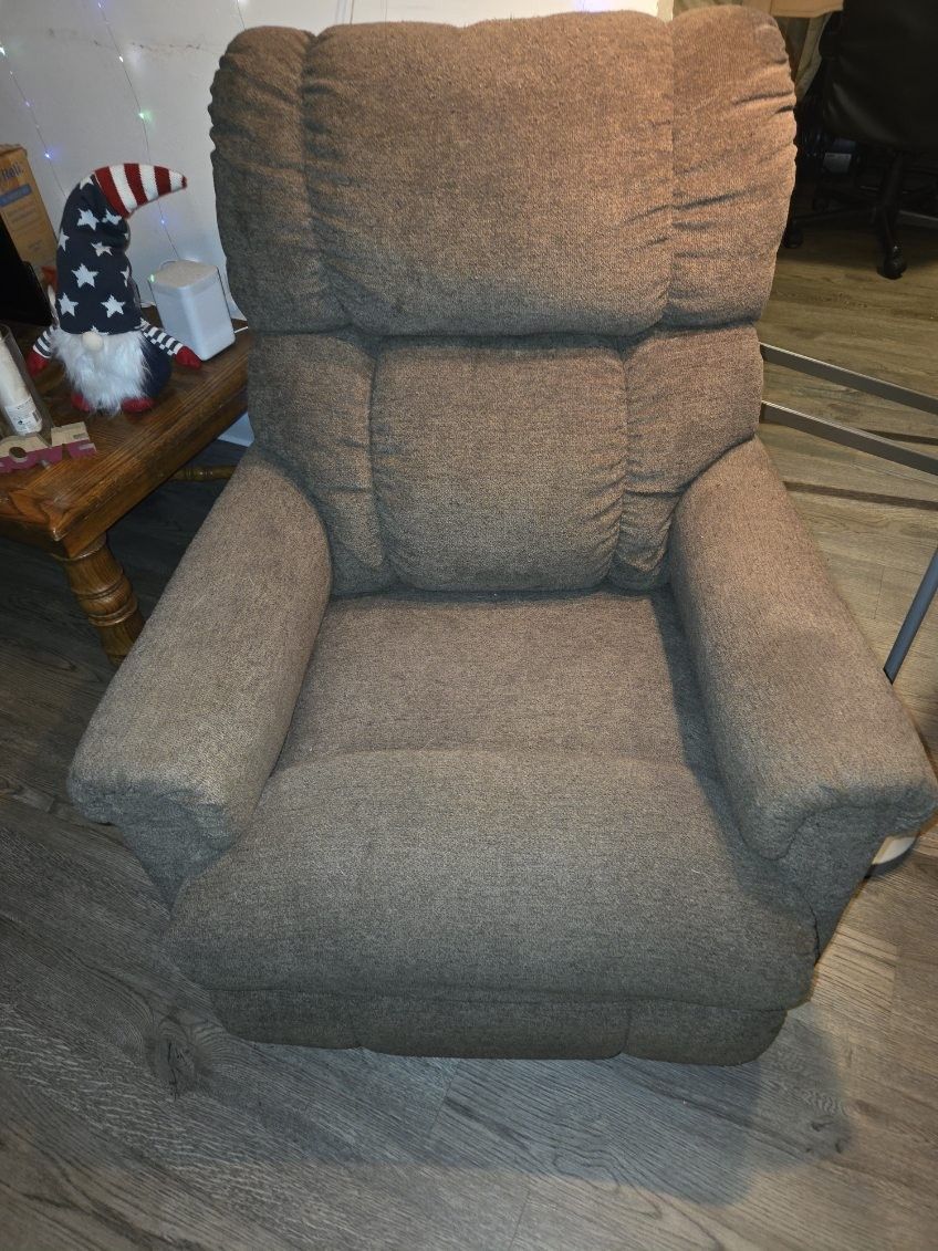 amazing electric recliner DELIVERY AVAILABLE