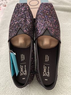 NWT TOMS Shoes Size 9