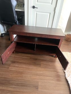 Wood TV Stand Storage Cabinet Great condition (pick up Cedar Park)