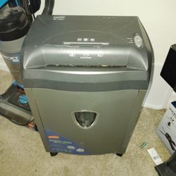 Staples SPL-1524CP Shredder