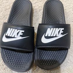 Men’s Nike slides Size 7