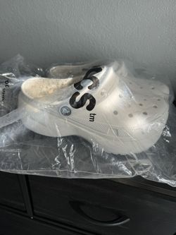 White lined Clogged Platforms  