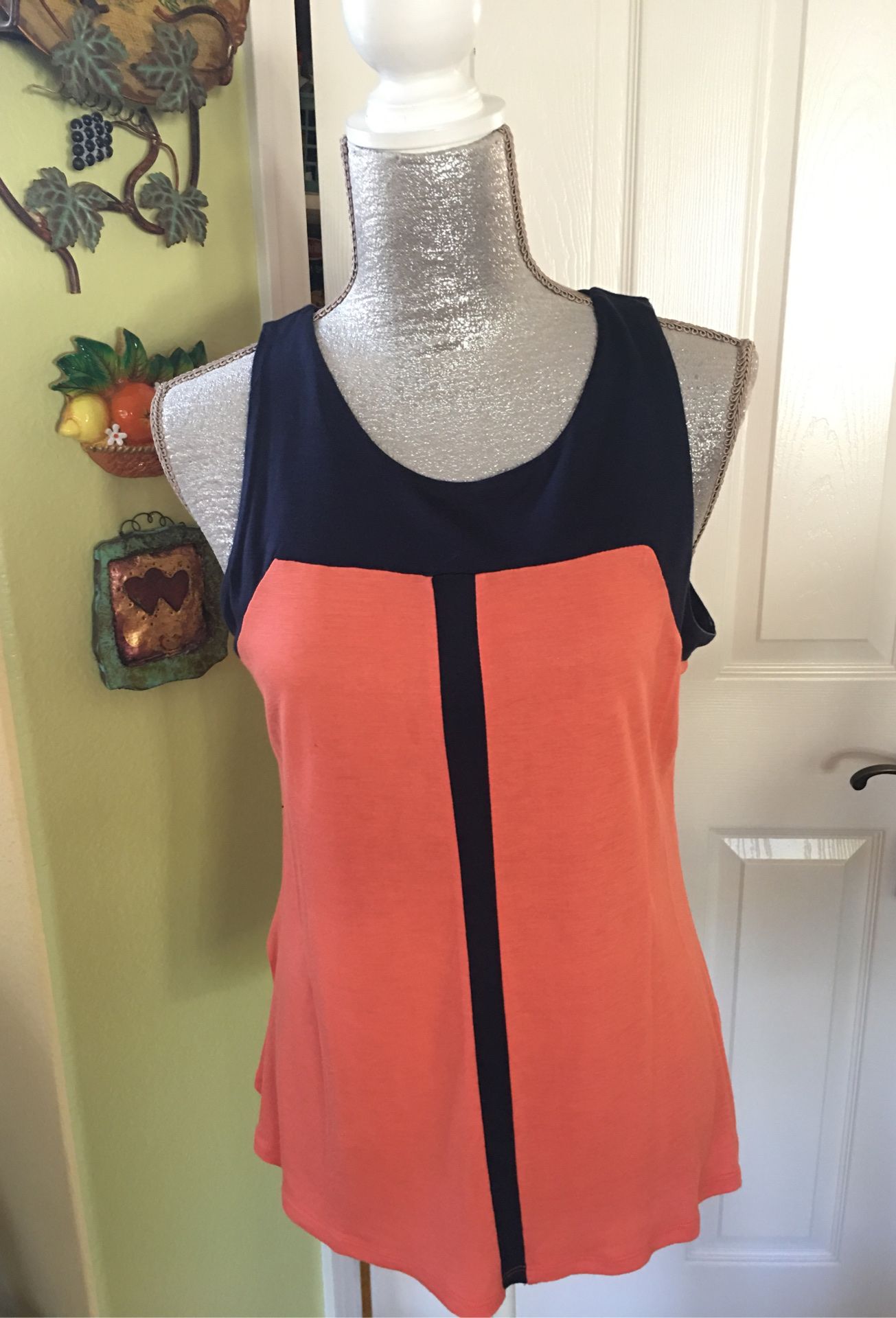 VERY PRETTY TOP SIZE MEDIUM NEVER WORE NO TAGS