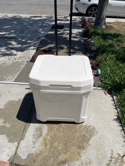 Igloo rolling cooler