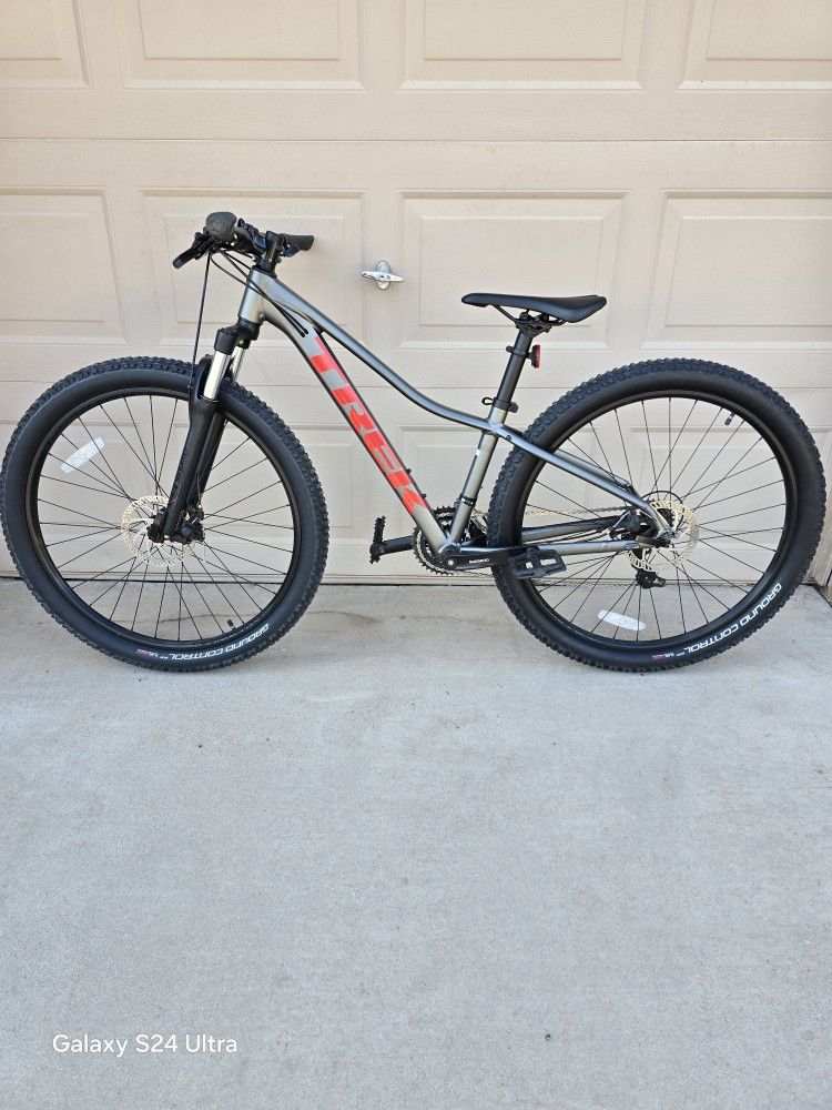TREK MARLIN 4 MOUNTAIN BIKE (XSMALL FRAME)