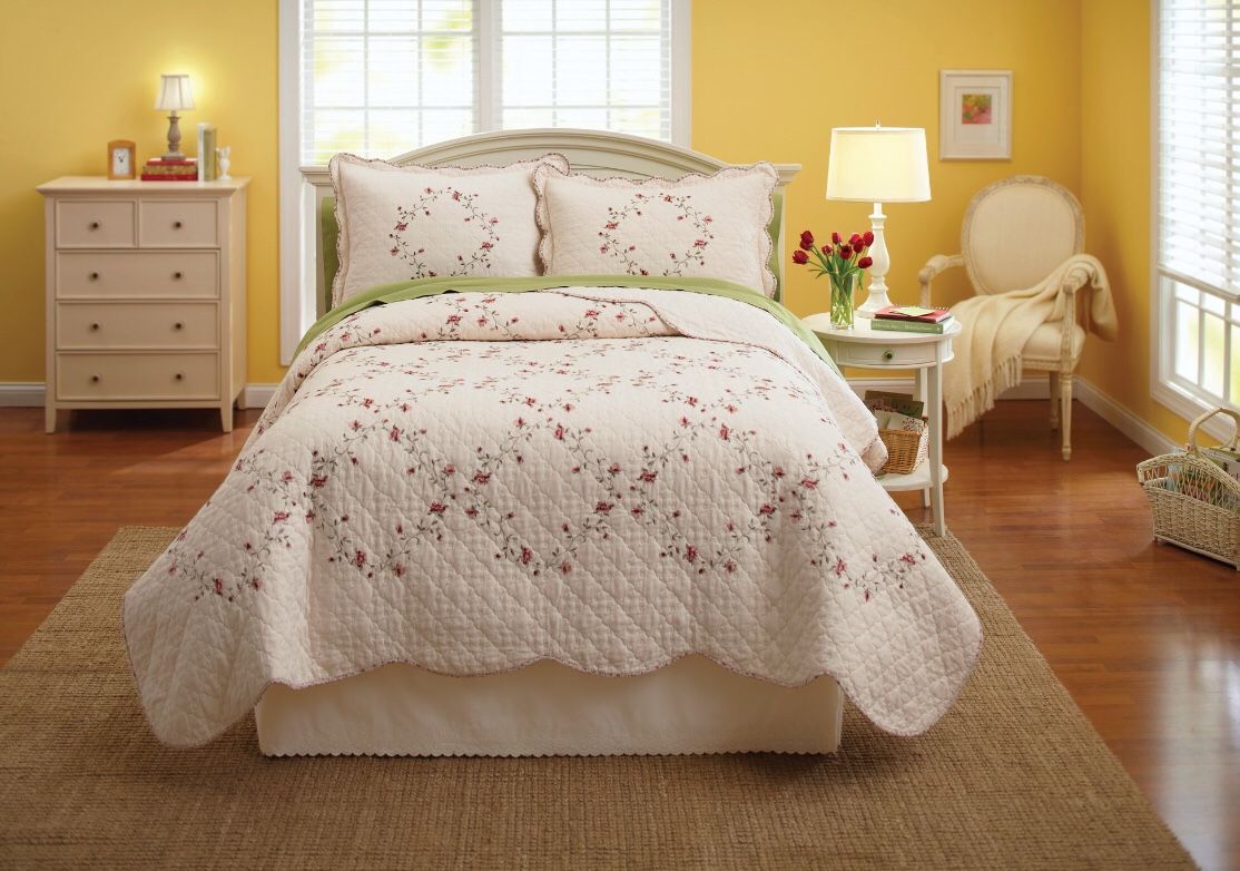 Queen/Full: Better Homes & Gardens Hannalore Quilt 3-pc set. (P15,37)