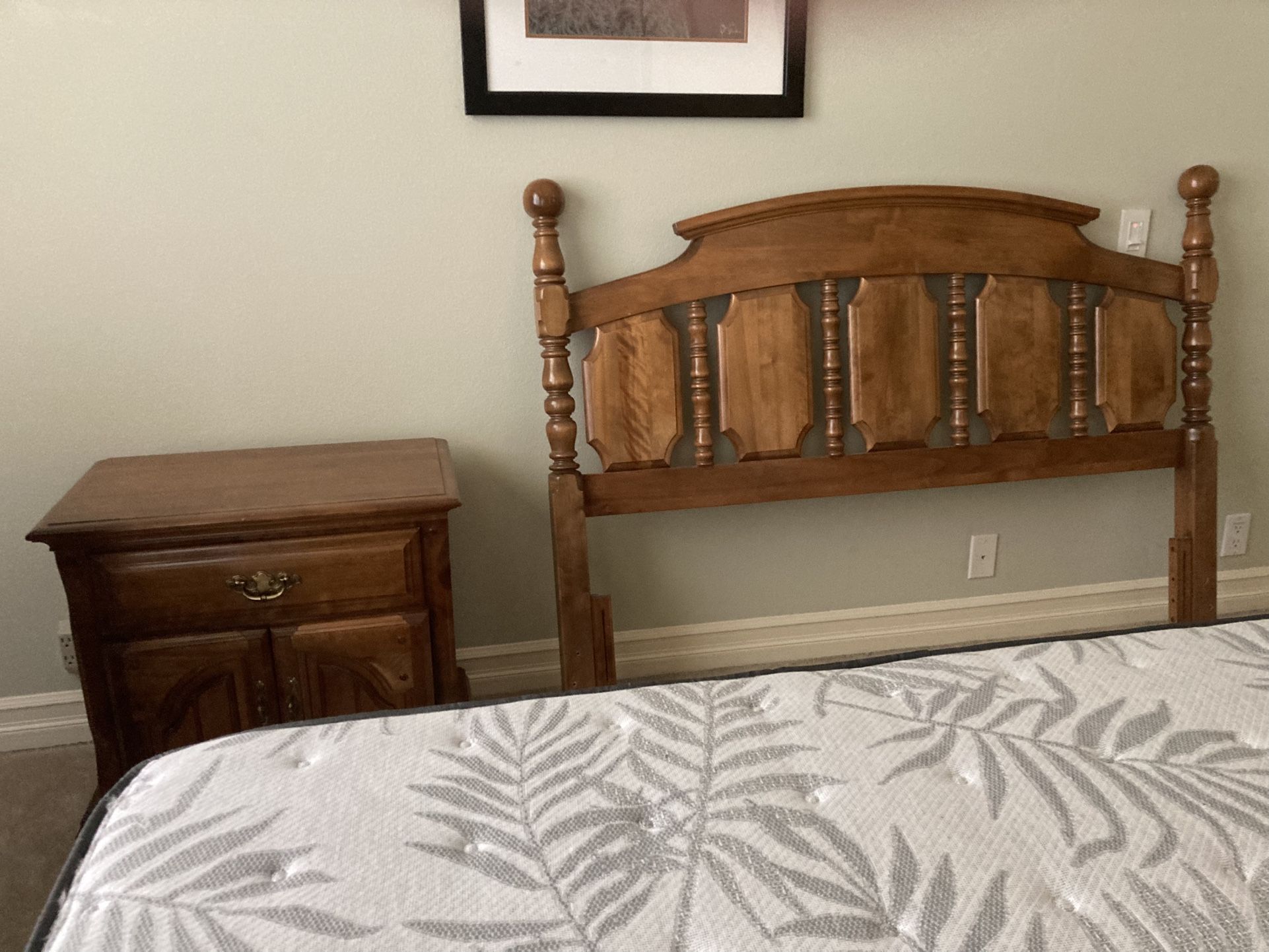 Beautiful 5 Piece Solid Wood Queen Bedroom Set