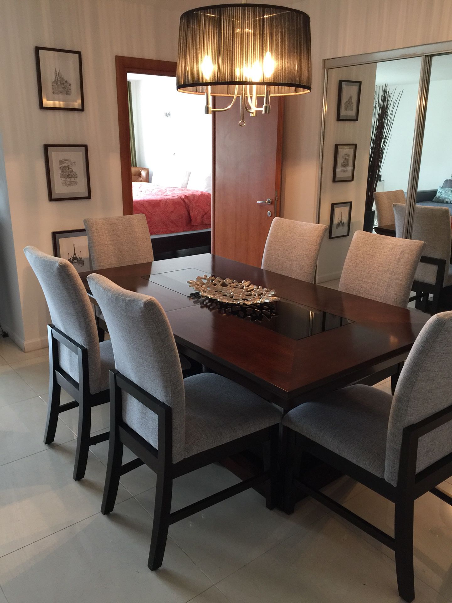 Dining table with 6 chairs, like new, It expands to accommodate 8 to 10 people.