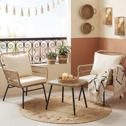 2 outdoor patio chairs 