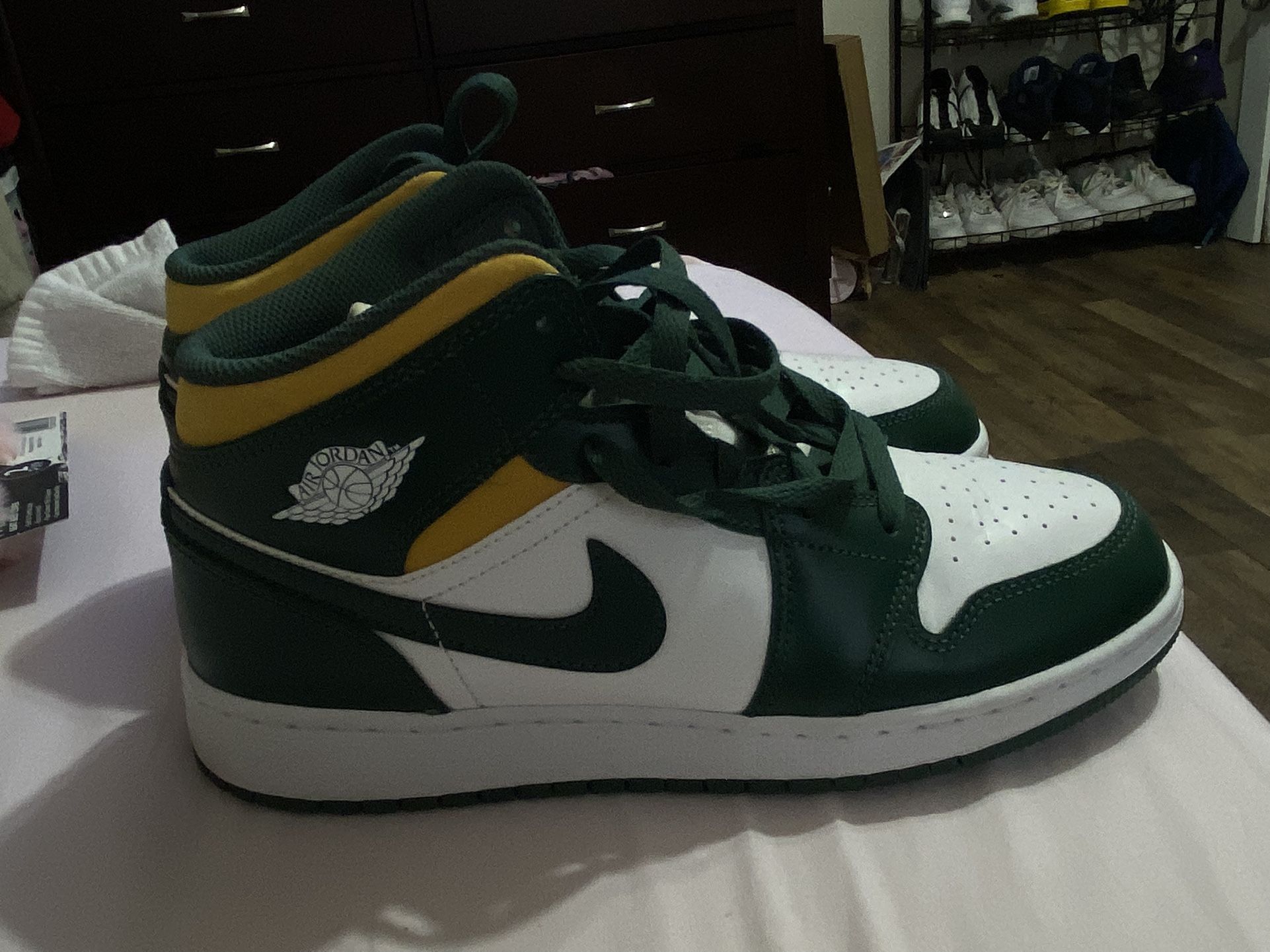 Jordan 1’s Mid , Green/Yellow