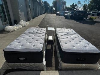 Never Used Beautyrest King Mattress Set