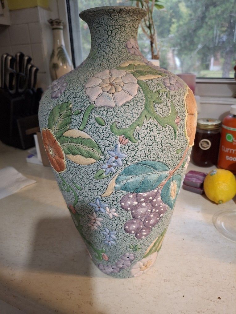 GORGEOUS VINTAGE CHINESE PORCELAIN HAND CRAFED HIGH RELIEF TEXTURE FLORAL DESIGN VASE
