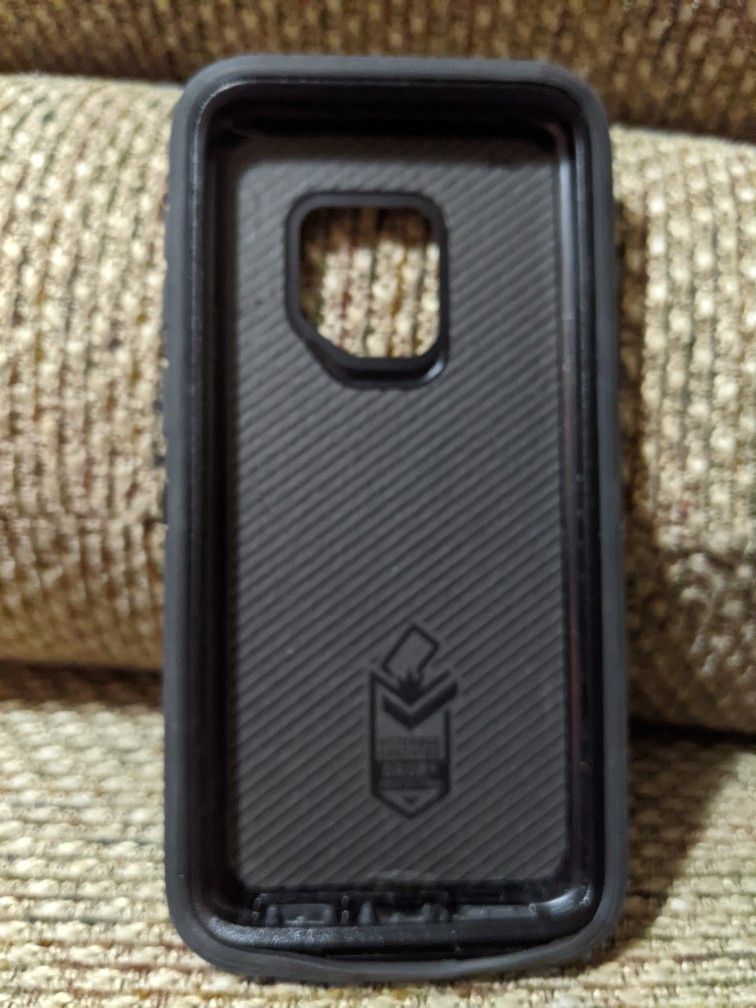 1 Otter Box, One No Name Brand ,One Samsung. You Will Need To Look At The Camera Opening To See What Bottle Each.
