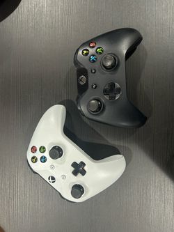 (2) wireless Xbox One controllers