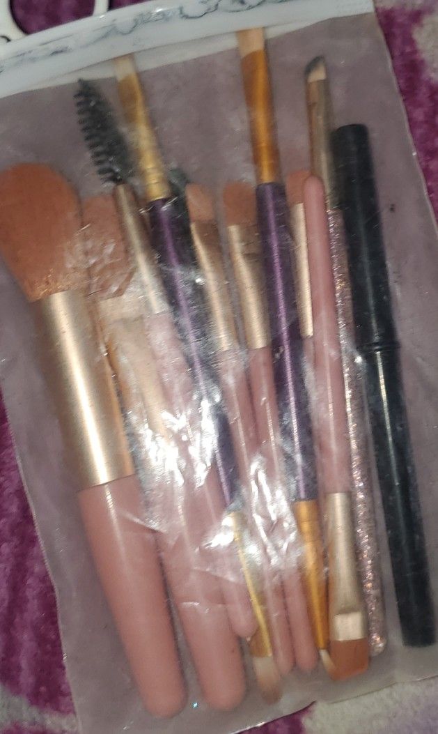 TINY MAKEUP BRUSHES