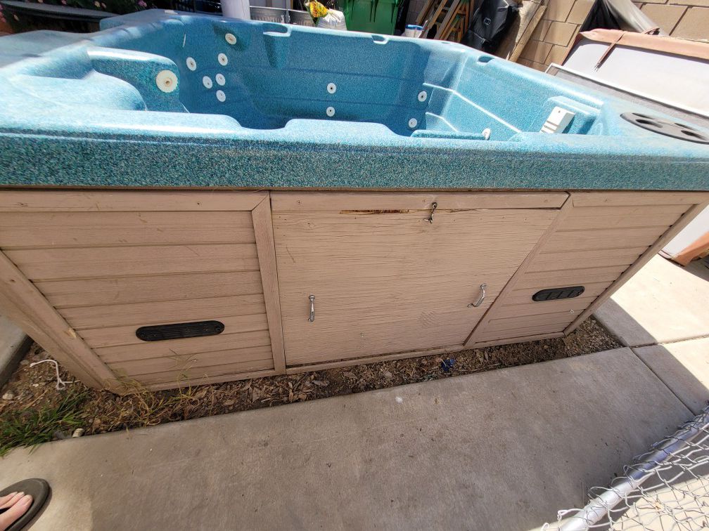 SEAGARD POOLS Eight Person SPA With Skirting