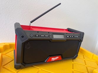 Milwaukee Jobsite Radio with Bluetooth and 2.0 Lithium Battery