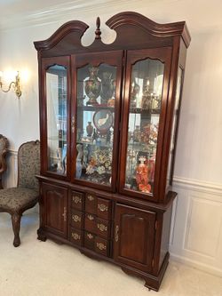 Dining table with 6 chairs and china hutch lighted, look like new