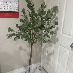 Fake Eucalyptus Tree 5FT Tall Faux Skinny Plant for Decor Indoor Fake Potted Eucalyptus Silk Tree for Modern Home Office Living Room, Bedroom,Entryway