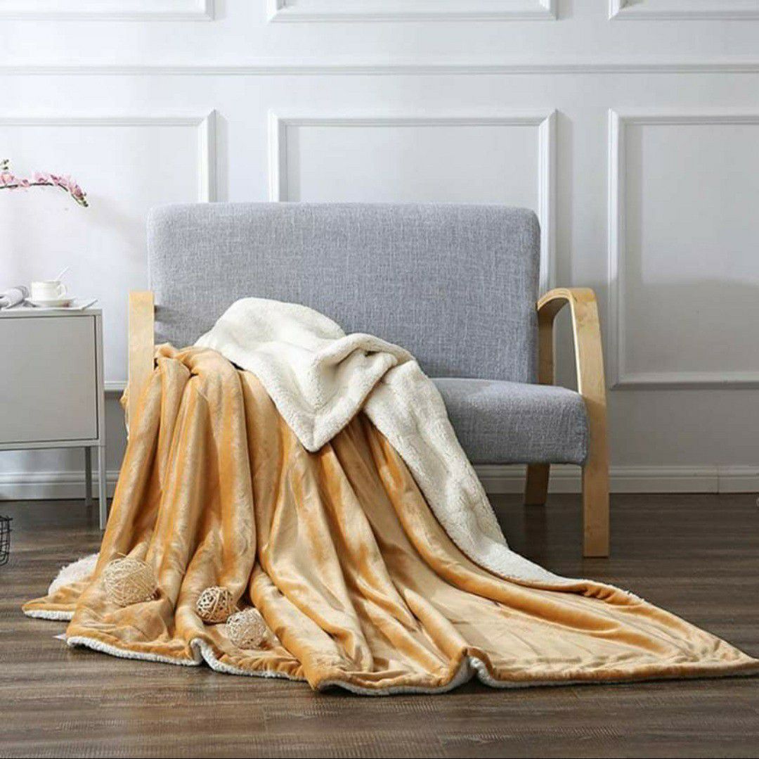 NEW Plush Luxurious Sherpa Fleece Throw Blanket - Honey / Camel Color