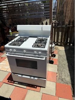 Stove. Works. Needs cleaning