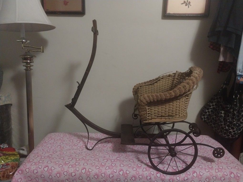 ANTIQUE VICTORIAN CHILD SIZED BABY CARRIAGE