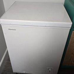 Hisense 5 cu ft Garage Ready Chest Freezer- White , I Accept Zelle 