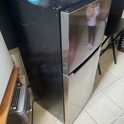 Danby Mini Fridge w/Freezer