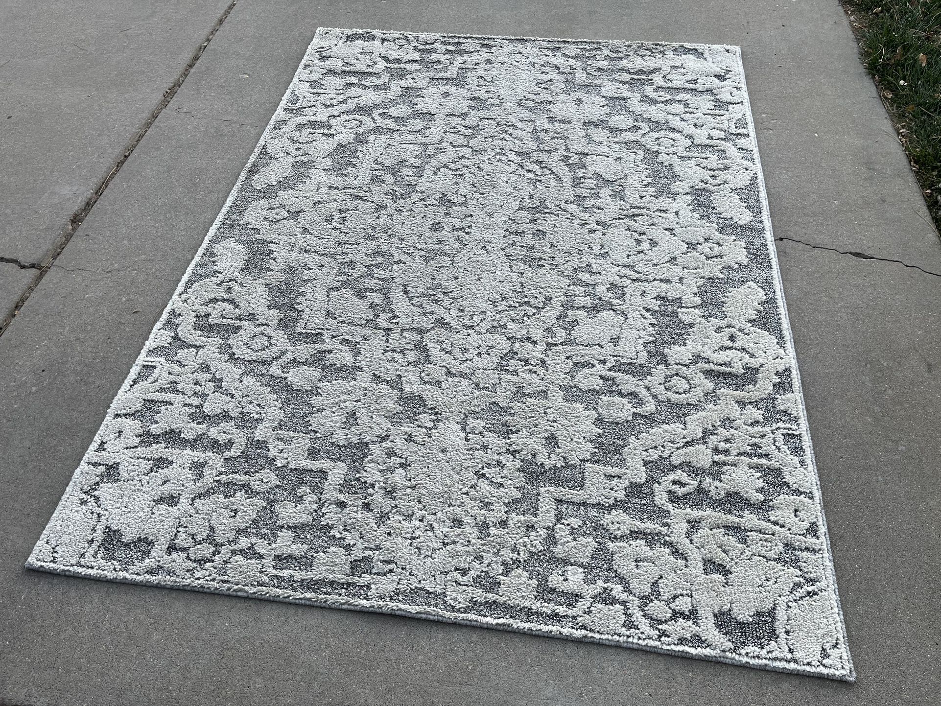 Nice Raised Pattern Area Rug (5’3”x7’3”)