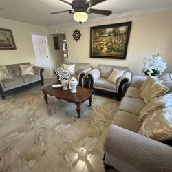 Living Room Set – 4 Pieces (Like New) Juego de sala completo – 4 piezas (como nuevo)