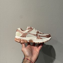 Nike Vomero 5 - Women’s Size 6 - NEW